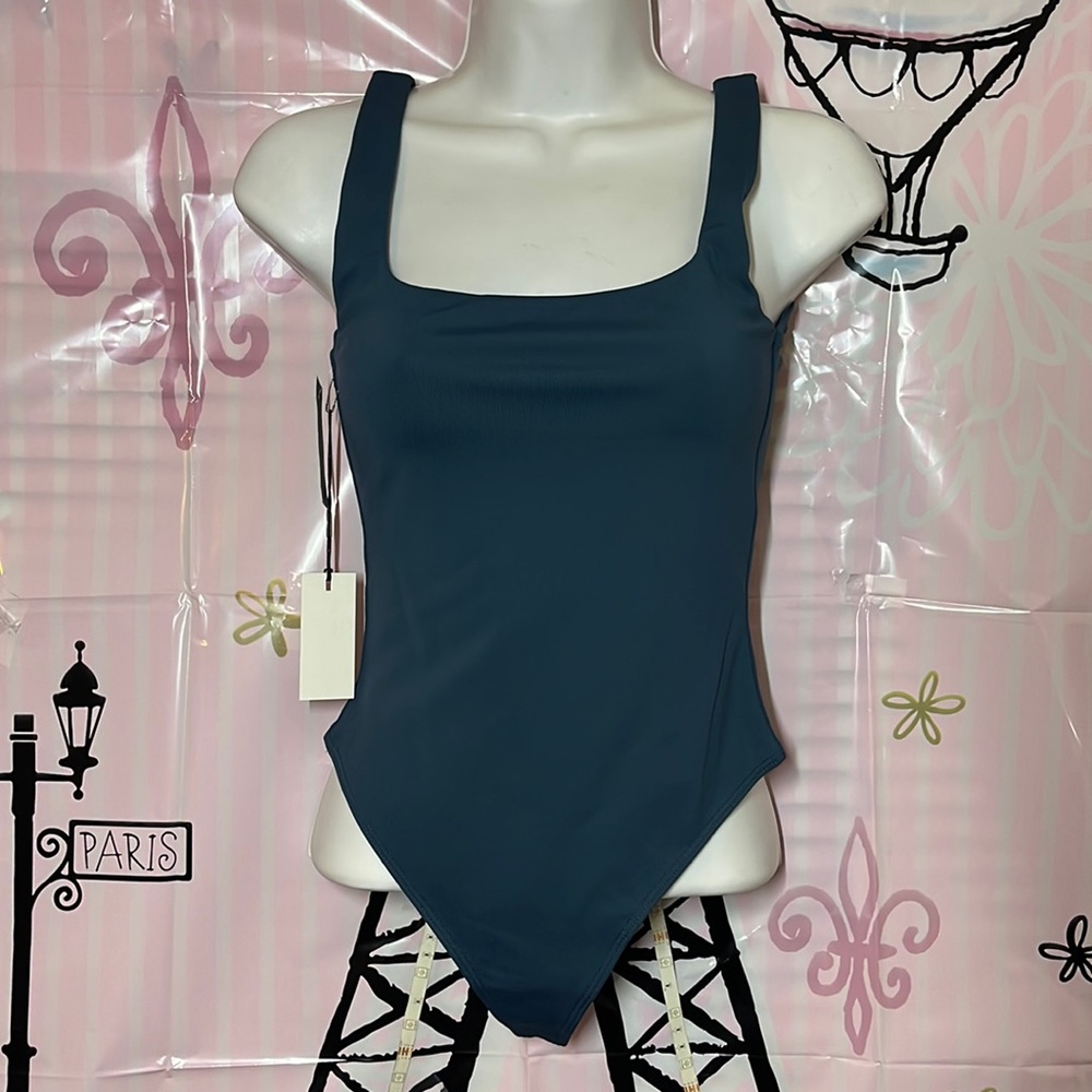 Aritzia color herbage green Babaton Contour Square-neck Tank Bodysuit